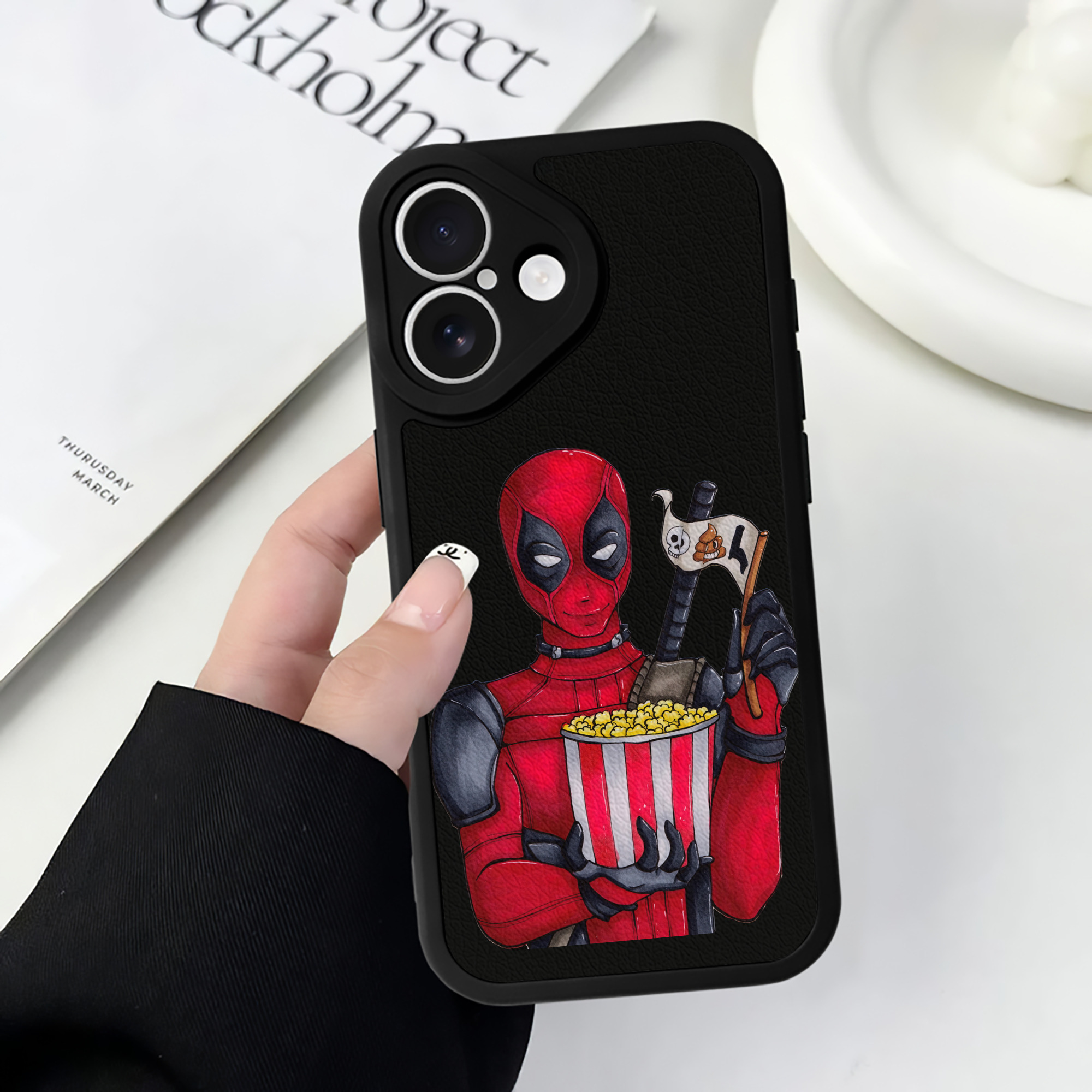 （画像用） Deadpool デッドプール 【iPhone 16シリーズ対応】シリコンスマホケース（レザー調） 材質：シリコン